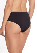 Bombacha bikini de tiro alto color rojo, confeccionada en microfibra sin costuras y con forro de algodón.