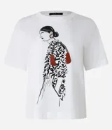 Remera blanca de algodón con mangas cortas y estampa de una mujer con un vestido estampado y un bolso rojo.