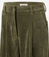 Pantalón wide leg de terciopelo canelado color verde militar, de corte largo, piernas amplias y caída fluida.