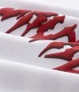 Remera de corte oversized confeccionada en mezcla de algodón y poliéster, con cuello redondo y mangas cortas. Presenta un estampado frontal con lettering estilo gótico y un estampado de esqueleto en la espalda.