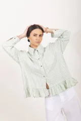 Camisa de manga larga a rayas blancas y verdes, con cuello clásico, cierre frontal de botones y detalle de volados en el ruedo.