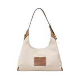 Bolso tipo hobo de Marc Jacobs, modelo The Belted Sack, confeccionado en lona color beige con detalles en cuero marrón. Presenta el logo de la marca grabado en el frente y una forma relajada con cierre ajustable.