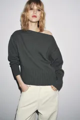 Jersey de punto con cuello barco y manga larga, con acabados en rib en cuello, puños y ruedo.