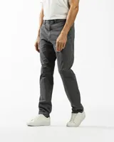 Pantalón chino largo color azul marino, de corte recto y tiro medio, con bolsillos laterales y cierre de botón y cremallera.