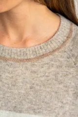 Sweater de punto con diseño de rayas horizontales anchas en color bordó y beige. Presenta cuello redondo con detalle de lurex, mangas largas y puños y ruedo acanalados.