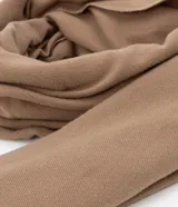 Pañuelo rectangular de color negro, con acabado de mini flecos en los extremos y diseño liso.