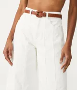 Kit de dos cinturones de poliuretano, uno marrón y otro negro, con hebilla forrada y pasadores metálicos dorados.