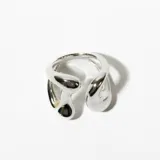 Anillo plateado con diseño abstracto.