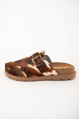 Zuecos con capellada de cuero con estampado animal print, base color marrón y hebilla ajustable.