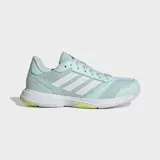 Championes Adidas Ligra 8 de diseño deportivo para cancha cubierta, color verde agua con las icónicas tres tiras laterales en blanco. Confeccionadas con exterior de malla transpirable y refuerzos de cuero sintético, cuentan con puntera Adituff para mayor resistencia y suela de caucho con detalles en verde lima.