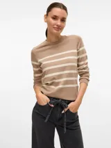 Sweater tejido de manga larga con cuello redondo y diseño a rayas horizontales en color celeste y beige. Calce regular.
