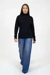 Polera de cuello alto y manga larga, confeccionada en tejido de punto suave y elástico, con un diseño ajustado al cuerpo y terminaciones acanaladas en puños y ruedo.