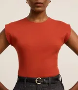 Blusa de manga corta, cuello redondo y corte ajustado, confeccionada en tejido rib de algodón.