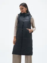 Chaleco largo acolchado color negro con capucha y cierre frontal.