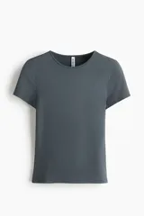 Remera ajustada Divided de color gris oscuro, con cuello redondo y mangas cortas.