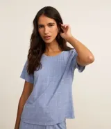 Remera de pijama de viscosa certificada, color celeste con estampado de cuadros grid.