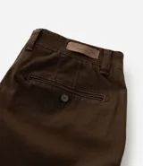 Bermuda masculina de sarga color rosa, corte slim, con bolsillos laterales y cierre con botón y cremallera.