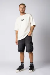 Bermuda cargo de jean con bolsillos laterales XL y efecto de lavado gastado. Presenta un corte cómodo y resistente, ideal para uso diario.