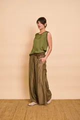 Palazzo ancho color verde militar, confeccionado en tela satinada de gran caída, con cintura elástica.