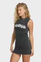 Vestido corto sin mangas de color negro, corte recto y escote redondo, con estampado frontal de flores en el pecho.