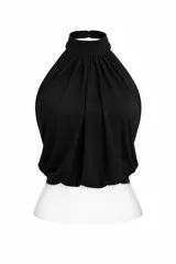 Top negro de cuello halter con diseño drapeado y ajuste elástico en la cintura.