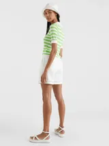 Chomba de punto a rayas horizontales verdes y blancas, con cuello polo blanco, cartera de cuatro botones y logo bordado de Tommy Hilfiger en el pecho.