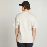 Camiseta de manga corta de punto color gris claro, con cuello redondo y la palabra "SYDNEY" bordada en el pecho.