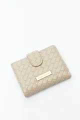 Billetera pequeña Daniel Cassin con diseño trenzado, cierre con broche a presión y placa metálica dorada con el logo de la marca en el frente.