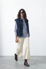 Pantalón wide leg negro de algodón con elastano, de tiro alto y caída recta. Presenta pespuntes a contratono.