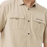 Camisa de manga corta color beige con dos bolsillos frontales con solapa y logo de la marca Rip Curl bordado en el pecho. Cierre con botones negros.