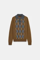 Jersey de punto con cuello polo y cierre frontal de botones. Presenta un diseño de estampado de rombos en el frente en tonos gris y blanco sobre una base color marrón.