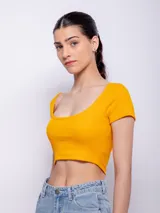 Top corto color amarillo, de mangas cortas y escote redondo.