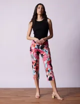 Pantalón capri de gabardina elastizada estampada, marca Zac & Rachel, con pretina ancha elastizada.