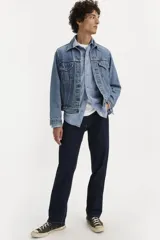 Jean Levi's 505 Regular Fit de hombre, color azul oscuro, de pierna recta, tiro alto y cierre de cremallera. Confeccionado en denim 100% algodón sin elasticidad y diseño de 5 bolsillos.