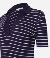 Blusa de ribana azul marino con rayas horizontales blancas, cuello polo en pico y mangas cortas.