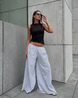 Pantalón de jogging gris melange, de corte ancho y tiro medio, con cintura elástica y bolsillos laterales.