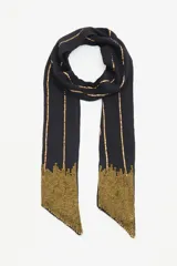 Bufanda larga color negro con lurex y lentejuelas doradas en los extremos.