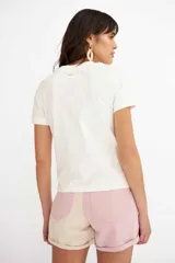 Short de denim bicolore estilo patchwork, con una pierna en tono rosado y la otra en beige.