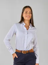 Camisa de corte tradicional con cuello camisero, cierre frontal de botones y mangas largas con puños abotonados.