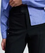 Pantalón capri de corte ajustado, confeccionado en bengalina, con diseño básico y liso.