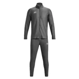 Conjunto deportivo Under Armour Challenger gris, compuesto por campera con cierre y pantalón largo. Ambos con logo de la marca en color blanco.