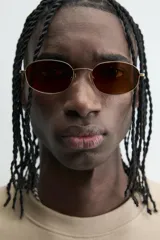 Sudadera de corte relajado, color beige claro, con cuello redondo y manga corta. Presenta un estampado frontal con texto en blanco difuminado que dice "SCREEN PLAYER" y debajo "Hypercore Technology".