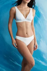 Bikini blanco de dos piezas, con corpiño triangular de tirantes anchos y bombacha de corte clásico.