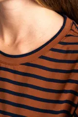 Remera de manga larga, corte al cuerpo, con cuello redondo. Presenta un patrón de rayas horizontales en color marrón óxido y azul marino.