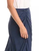 Falda midi plisada de satén color azul marino, con fruncido lateral y ruedo asimétrico.