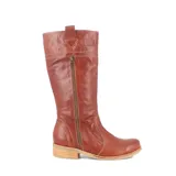 Bota de cuero color marrón con cierre lateral y taco bajo.