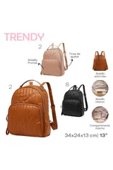 Mochila color beige con diseño acolchado y pespuntes verticales. Tiene un bolsillo frontal con cierre y el logo de la marca bordado.