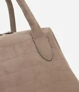 Cartera satchel mediana de Satinato, confeccionada en material sintético con textura de gamuza y efecto crocco. Presenta un diseño rectangular estructurado con asas fijas, cierre de cremallera doble metálico y correa larga desmontable.