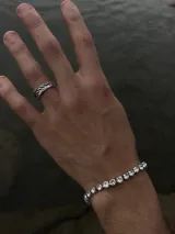 Pulsera plateada con engarce de circonias blancas.