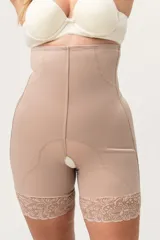 Body modelador color piel, con breteles desmontables, terminación de puntilla en pierna con efecto antideslizante y refuerzos laterales. Ideal para post-lipoaspiración o para modelar la figura.